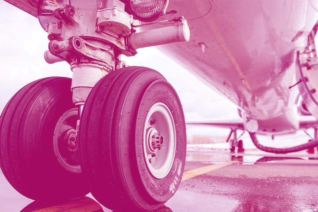 Como se troca o pneu de um avião?