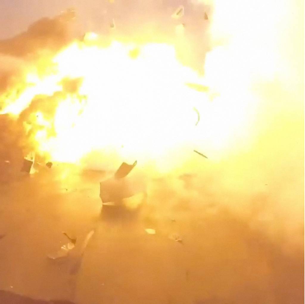 Foguete da SpaceX tenta pousar no mar e quase consegue. Veja a explosão