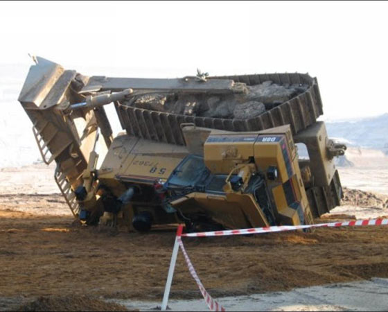 A Bagger 293 não é o único veículo gigante do mundo. Está vendo este trator de esteira? Então...