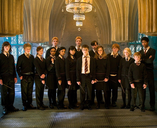 ADAPTAÇÕES - Os livros da série Harry Potter tornaram-se oito filmes produzidos pela Warner Bros. Todas as adaptações foram grandes sucessos de bilheteria, tanto que os títulos figuram até hoje no ranking mundial de maiores faturamentos. ADAPTAÇÕES - Os livros da série Harry Potter tornaram-se oito filmes produzidos pela Warner Bros. Todas as adaptações foram grandes sucessos de bilheteria, tanto que os títulos figuram até hoje no ranking mundial de maiores faturamentos.