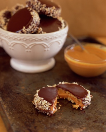 Argentina: quem nunca ganhou um alfajor de presente de alguém que viajou a Buenos Aires? A iguaria, recheada com doce de leite e coberta com chocolate, é presença certa entre os souvenirs argentinos. Argentina: quem nunca ganhou um alfajor de presente de alguém que viajou a Buenos Aires? A iguaria, recheada com doce de leite e coberta com chocolate, é presença certa entre os souvenirs argentinos.