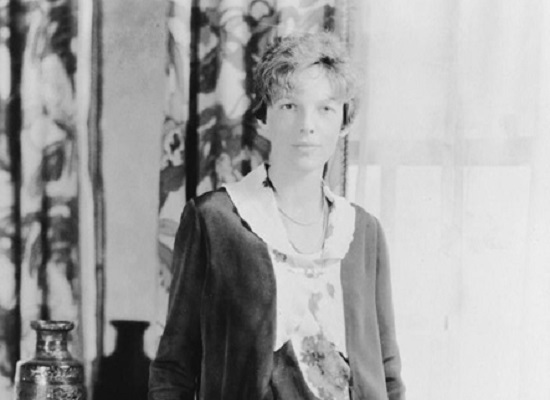 O nome mais conhecido desta lista é Amelia Earhart, pioneira da aviação. Ela foi a primeira mulher a cruzar o Atlântico pilotando um avião, nas primeiras décadas do século 20. Amelia quebrou diversos recordes da aviação e desapareceu enquanto tentava quebrar outro: dar uma volta ao mundo.