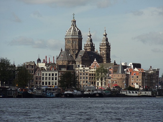Amsterdã é um conjunto de prédios e casas históricas, tudo ao redor dos famosos canais da região. Por isso, a maior cidade dos Países Baixos atrai viajantes de todo o mundo. Amsterdã é um conjunto de prédios e casas históricas, tudo ao redor dos famosos canais da região. Por isso, a maior cidade dos Países Baixos atrai viajantes de todo o mundo.