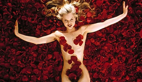 Em <i>Beleza Americana</i>, filme de 1999, Lester Burnham, um homem de meia idade, se apaixona pela amiga da filha. O filme mostra os dramas de uma família de classe média dos Estados Unidos. Em <i>Beleza Americana</i>, filme de 1999, Lester Burnham, um homem de meia idade, se apaixona pela amiga da filha. O filme mostra os dramas de uma família de classe média dos Estados Unidos.