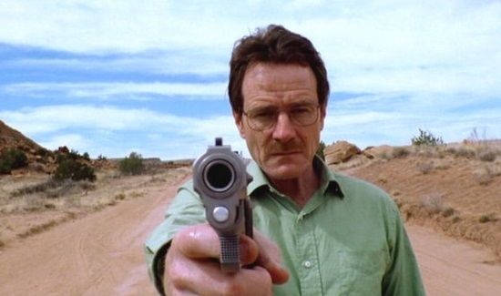 Em <i>Breaking Bad</i>, a família do professor de química Walter White passa longe de ser equilibrada. E não só pelos problemas de saúde do filho, das dificuldades financeiras, da mulher grávida e do câncer terminal do pai - o problema real começa quando Walter resolve produzir e traficar drogas. Em <i>Breaking Bad</i>, a família do professor de química Walter White passa longe de ser equilibrada. E não só pelos problemas de saúde do filho, das dificuldades financeiras, da mulher grávida e do câncer terminal do pai - o problema real começa quando Walter resolve produzir e traficar drogas.