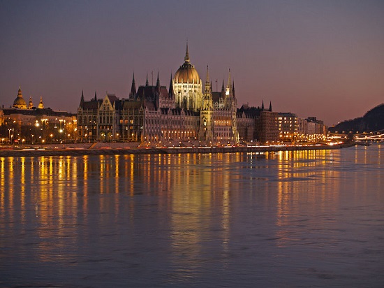 É raro ver uma lista dos locais mais bonitos do mundo que não tenha Budapeste, na Hungria. Se Paris tem o rio Sena, Budapeste tem o Danúbio, que dá parte do charme da cidade. É raro ver uma lista dos locais mais bonitos do mundo que não tenha Budapeste, na Hungria. Se Paris tem o rio Sena, Budapeste tem o Danúbio, que dá parte do charme da cidade.