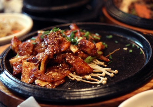 Coreia: bulgogi significa carne de fogo, o que dá uma boa ideia sobre o que é esse prato coreano. Temperado com vinho, cebola, molho de soja, alho e óleo de gergelim, a carne bovina é cozida e embrulhada em vegetais. A comida é tão famosa na Coreia que é até vendida em algumas cadeias de fast-food. Coreia: bulgogi significa carne de fogo, o que dá uma boa ideia sobre o que é esse prato coreano. Temperado com vinho, cebola, molho de soja, alho e óleo de gergelim, a carne bovina é cozida e embrulhada em vegetais. A comida é tão famosa na Coreia que é até vendida em algumas cadeias de fast-food.