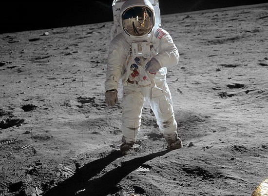 Segundo homem a pisar na Lua e também um participante da missão Apollo 11, Buzz Aldrin é um dos astronautas mais respeitados do mundo. A reação dele ao pisar na Lua também foi espirituosa: por rádio, Neil Armstrong disse para Buzz Aldrin: A vista aí fora não é magnífica?. Buzz respondeu: Magnífica desolação! Segundo homem a pisar na Lua e também um participante da missão Apollo 11, Buzz Aldrin é um dos astronautas mais respeitados do mundo. A reação dele ao pisar na Lua também foi espirituosa: por rádio, Neil Armstrong disse para Buzz Aldrin: A vista aí fora não é magnífica?. Buzz respondeu: Magnífica desolação!