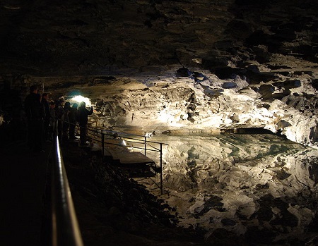 Famosa por suas formações de gelo, essa caverna fica perto da cidade de Kungur, na Rússia. Ela é um ponto turístico famoso da região. Famosa por suas formações de gelo, essa caverna fica perto da cidade de Kungur, na Rússia. Ela é um ponto turístico famoso da região.