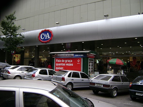 C&A: Em 1841, os irmãos Clemens e August Brenninkmeijer abriram uma loja de tecidos, na Holanda. A escolha da marca foi simples: as letras iniciais dos primeiros nomes de cada um deles. C&A: Em 1841, os irmãos Clemens e August Brenninkmeijer abriram uma loja de tecidos, na Holanda. A escolha da marca foi simples: as letras iniciais dos primeiros nomes de cada um deles.