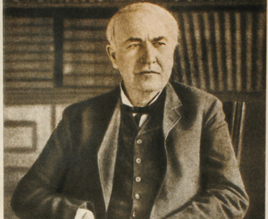 MORTE - Thomas Edison morreu devido às complicações causadas pelo diabetes em 1931, aos 84 anos de idade. Seu corpo está enterrado ao lado da casa em que morava, em Nova Jérsei. Sua esposa, Mina, viveu até 1947. O inventor recebeu várias homenagens póstumas, como o batismo de colégios, pontes, museus, memoriais, um hotel, uma cidade (Edison, Nova Jérsei) e até um asteroide (742 Edisona).