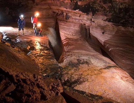 O nome oficial é Caverna Charles Brewer Carías, mas ela é conhecida mesmo de outra forma: Caverna do Fantasma. Ela fica na Venezuela, e dentro dela tem até um rio, uma cachoeira e um lago. O nome oficial é Caverna Charles Brewer Carías, mas ela é conhecida mesmo de outra forma: Caverna do Fantasma. Ela fica na Venezuela, e dentro dela tem até um rio, uma cachoeira e um lago.