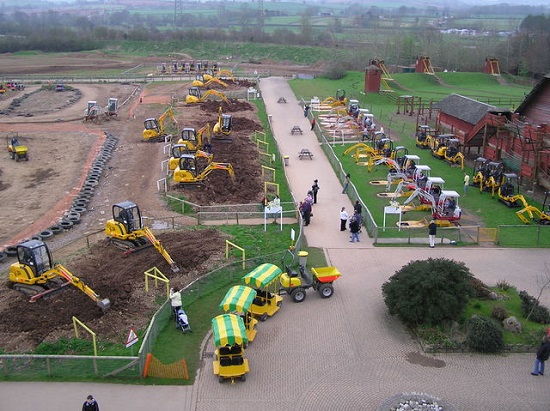 Com unidades na Inglaterra e nos Estados Unidos, a Diggerland é um parque temático de tratores. Sim, é isso mesmo que você leu. Com unidades na Inglaterra e nos Estados Unidos, a Diggerland é um parque temático de tratores. Sim, é isso mesmo que você leu.