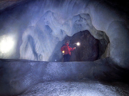A Caverna Eisriesenwelt, na Aústria, recebe 200 mil turistas por ano. Está localizada a 40 quilômetros da cidade de Salzburg, numa parte dos Alpes. Essa é a maior caverna de gelo do mundo. A Caverna Eisriesenwelt, na Aústria, recebe 200 mil turistas por ano. Está localizada a 40 quilômetros da cidade de Salzburg, numa parte dos Alpes. Essa é a maior caverna de gelo do mundo.