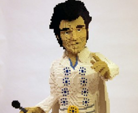 Elvis Presley também foi reproduzido com peças de Lego. Elvis Presley também foi reproduzido com peças de Lego.