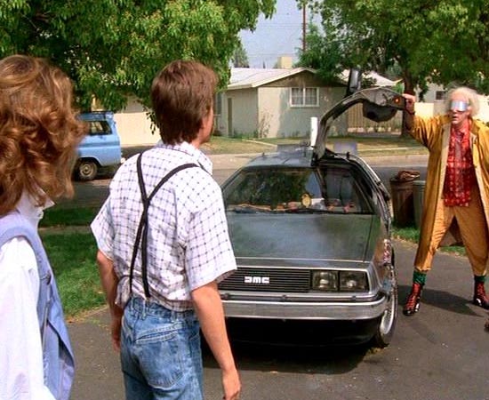 ENREDO - De Volta para o Futuro conta a história do adolescente Marty McFly. Ele viaja para o passado com a máquina do tempo desenvolvida pelo cientista Emmett Doc Brown e vai parar nos anos 1950. Após muita confusão, ele precisa fazer seus pais se apaixonarem. Caso contrário, ele mesmo vai deixar de existir no futuro. O jovem ainda precisa encontrar energia suficiente para enviar a máquina do tempo de volta para 1985. ENREDO - De Volta para o Futuro conta a história do adolescente Marty McFly. Ele viaja para o passado com a máquina do tempo desenvolvida pelo cientista Emmett Doc Brown e vai parar nos anos 1950. Após muita confusão, ele precisa fazer seus pais se apaixonarem. Caso contrário, ele mesmo vai deixar de existir no futuro. O jovem ainda precisa encontrar energia suficiente para enviar a máquina do tempo de volta para 1985.