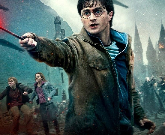 ENREDO - Harry Potter é um menino que mora debaixo de uma escada, na casa de seus tios. Ele passa por várias situações estranhas até descobrir que é um bruxo. A partir de então, ele ingressa em Hogwarts, uma escola de magia e bruxaria, onde, aparentemente, todos o consideram muito famoso. Com o tempo, Harry conhece os mistérios por trás de sua descendência e enfrenta Lord Voldemort, o vilão mais temido do mundo bruxo. ENREDO - Harry Potter é um menino que mora debaixo de uma escada, na casa de seus tios. Ele passa por várias situações estranhas até descobrir que é um bruxo. A partir de então, ele ingressa em Hogwarts, uma escola de magia e bruxaria, onde, aparentemente, todos o consideram muito famoso. Com o tempo, Harry conhece os mistérios por trás de sua descendência e enfrenta Lord Voldemort, o vilão mais temido do mundo bruxo.