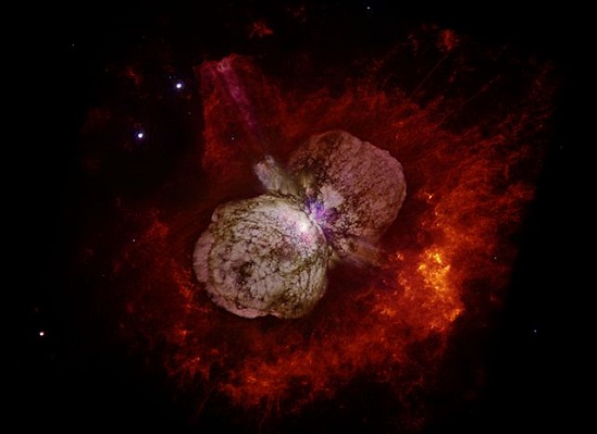 Uma estrela hipergigante não tem esse nome por acaso: a massa dessas estrelas é 50 vezes maior que a do Sol. A luminosidade pode ser até 1 milhão de vezes acima da emitida pela nossa estrela. Uma estrela hipergigante não tem esse nome por acaso: a massa dessas estrelas é 50 vezes maior que a do Sol. A luminosidade pode ser até 1 milhão de vezes acima da emitida pela nossa estrela.