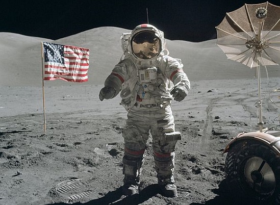 O astronauta norte-americano Eugene Cernan esteve no espaço em três ocasiões, a última delas comandando a missão Apollo 17, que pousou na Lua em 1972. São dele as últimas pegadas humanas em solo lunar, já que desde então nenhuma missão ultrapassou a órbita terrestre. Antes de deixar a Lua, ele disse: partimos como chegamos. E se for a vontade de Deus, voltaremos com paz e esperança para toda a Humanidade.