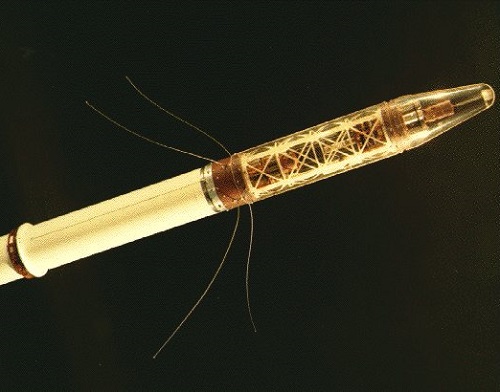 Os Estados Unidos colocaram o primeiro satélite no espaço no ano seguinte, o Explorer. A máquina era equipada com aparelhos para medir temperatura, detectar micrometeoros e contar raios cósmicos. Os Estados Unidos colocaram o primeiro satélite no espaço no ano seguinte, o Explorer. A máquina era equipada com aparelhos para medir temperatura, detectar micrometeoros e contar raios cósmicos.