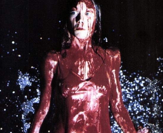 CARRIE, A ESTRANHA (Carrie - 1976) - Carrie White é uma adolescente que vive isolada com sua mãe, uma fanática religiosa. Na escola, ela sofre bullying constantemente. Um dia, uma de suas colegas, Sue Snell, fica com pena da garota e pede para que seu namorado a convide para um baile. No entanto, Carrie tem poderes paranormais e está disposta a destruir seus inimigos em uma vingança. CARRIE, A ESTRANHA (Carrie - 1976) - Carrie White é uma adolescente que vive isolada com sua mãe, uma fanática religiosa. Na escola, ela sofre bullying constantemente. Um dia, uma de suas colegas, Sue Snell, fica com pena da garota e pede para que seu namorado a convide para um baile. No entanto, Carrie tem poderes paranormais e está disposta a destruir seus inimigos em uma vingança.