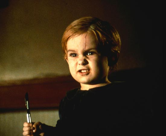 CEMITÉRIO MALDITO (Pet Sematary - 1989) - Quando os membros da família Creed mudam-se para uma casa no interior do Maine (EUA), são alertados que o local está ao lado de um terreno maldito. De acordo com o vizinho, além do cemitério de animais, construído por crianças que perderam seus bichos atropelados na rodovia, existe um cemitério indígena. O roteiro é baseado no romance O Cemitério de Stephen King. CEMITÉRIO MALDITO (Pet Sematary - 1989) - Quando os membros da família Creed mudam-se para uma casa no interior do Maine (EUA), são alertados que o local está ao lado de um terreno maldito. De acordo com o vizinho, além do cemitério de animais, construído por crianças que perderam seus bichos atropelados na rodovia, existe um cemitério indígena. O roteiro é baseado no romance O Cemitério de Stephen King.