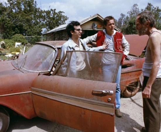 CHRISTINE - O CARRO ASSASSINO (Christine - 1983) - O próprio diabo esconde-se no chassi do Playmouth Fury de 1958. O veículo seduz Arnie, um rapaz de 17 anos, e exige uma devoção absoluta e incondicional. Quando alguém tenta intervir no relacionamento, Cristine causa destruição por meio de vingança. O roteiro é baseado no livro homônimo de Stephen King. CHRISTINE - O CARRO ASSASSINO (Christine - 1983) - O próprio diabo esconde-se no chassi do Playmouth Fury de 1958. O veículo seduz Arnie, um rapaz de 17 anos, e exige uma devoção absoluta e incondicional. Quando alguém tenta intervir no relacionamento, Cristine causa destruição por meio de vingança. O roteiro é baseado no livro homônimo de Stephen King.