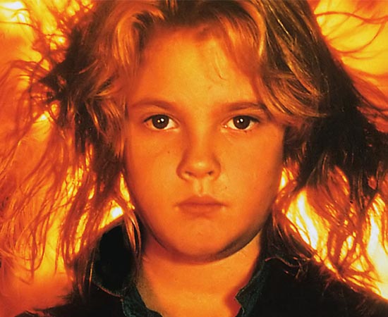 A INCENDIÁRIA (Firestarter - 1984) - Charlie é uma menina que tem o poder da pirocinesia. Com a força da mente, ela pode atear fogo em qualquer coisa. Quando sua mãe é assassinada por um misterioso grupo do governo , ela foge com o pai em busca de um lugar seguro. O roteiro é baseado no livro homônimo de Stephen King. A INCENDIÁRIA (Firestarter - 1984) - Charlie é uma menina que tem o poder da pirocinesia. Com a força da mente, ela pode atear fogo em qualquer coisa. Quando sua mãe é assassinada por um misterioso grupo do governo , ela foge com o pai em busca de um lugar seguro. O roteiro é baseado no livro homônimo de Stephen King.
