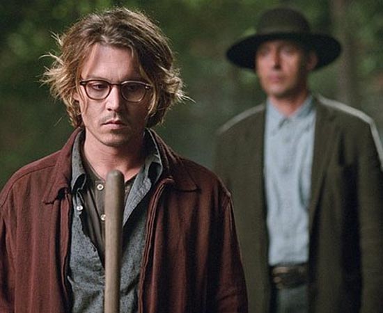 JANELA SECRETA (Secret Window - 2004) - Baseado no livro homônimo de Stephen King, conta a história de um escritor (Mort Rainey) que está em crise após ser traído pela esposa. Em busca de tranquilidade, ele se isola em uma cabana à beira de um lago. No local, um homem misterioso aparece inesperadamente e começa atormentá-lo, acusando Rainey de ter plagiado um de seus melhores contos. JANELA SECRETA (Secret Window - 2004) - Baseado no livro homônimo de Stephen King, conta a história de um escritor (Mort Rainey) que está em crise após ser traído pela esposa. Em busca de tranquilidade, ele se isola em uma cabana à beira de um lago. No local, um homem misterioso aparece inesperadamente e começa atormentá-lo, acusando Rainey de ter plagiado um de seus melhores contos.