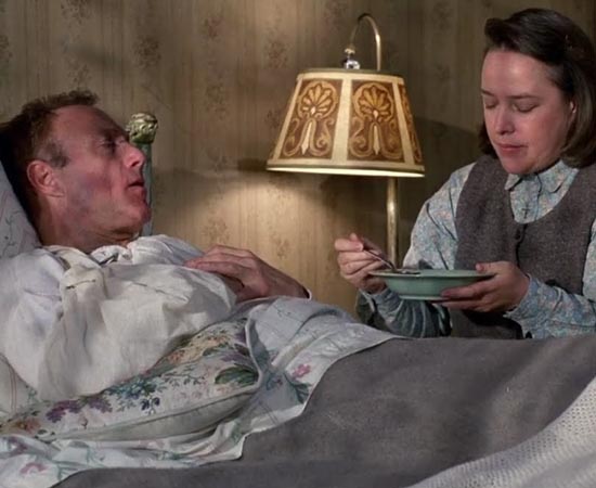 LOUCA OBSESSÃO (Misery - 1990) - Um famoso escritor é resgatado de um acidente de carro por uma fã obcecada por seu trabalho. Quando ela descobre que seu personagem favorito será assassinado pelo autor, ela começa a torturá-lo. O roteiro é baseado no livro Misery de Stephen King. LOUCA OBSESSÃO (Misery - 1990) - Um famoso escritor é resgatado de um acidente de carro por uma fã obcecada por seu trabalho. Quando ela descobre que seu personagem favorito será assassinado pelo autor, ela começa a torturá-lo. O roteiro é baseado no livro Misery de Stephen King.