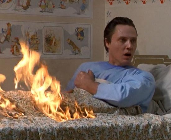 NA HORA DA ZONA MORTA (The Dead Zone - 1983) - Johnny Smith, um professor de literatura, sofre um acidente de carro e fica seis anos em coma. Quando recupera sua consciência, ele descobre que ganhou poderes de clarividência. O filme é baseado no livro homônimo de Stephen King. A história também foi adaptada em uma série de TV. NA HORA DA ZONA MORTA (The Dead Zone - 1983) - Johnny Smith, um professor de literatura, sofre um acidente de carro e fica seis anos em coma. Quando recupera sua consciência, ele descobre que ganhou poderes de clarividência. O filme é baseado no livro homônimo de Stephen King. A história também foi adaptada em uma série de TV.