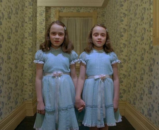 O ILUMINADO (The Shining - 1980) Durante o inverno, uma família fica isolada em um hotel. No local, o pai é influenciado por uma presença maligna que o deixa violento, enquanto o filho tem visões horríveis sobre o passado e o futuro. O roteiro é adaptado do livro The Shining de Stephen King. Apesar de ser ter se tornado um dos filmes mais famosos do mundo, o autor não aprovou a direção de Stanley Kubrick e fez a sua própria adaptação, uma minissérie de TV, em 1997. O ILUMINADO (The Shining - 1980) Durante o inverno, uma família fica isolada em um hotel. No local, o pai é influenciado por uma presença maligna que o deixa violento, enquanto o filho tem visões horríveis sobre o passado e o futuro. O roteiro é adaptado do livro The Shining de Stephen King. Apesar de ser ter se tornado um dos filmes mais famosos do mundo, o autor não aprovou a direção de Stanley Kubrick e fez a sua própria adaptação, uma minissérie de TV, em 1997.