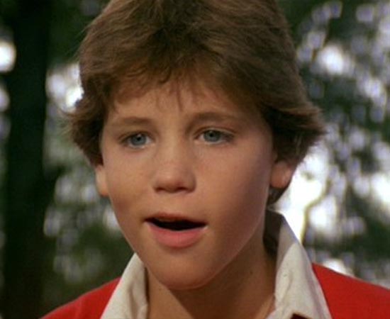 A HORA DO LOBISOMEM (Silver Bullet - 1985) - A cidade de Tarkers Mill era um lugar pacato até que assassinatos violentos começaram a ocorrer. Os habitantes acreditam que o assassino seja um psicopata, mas Marty, um menino de 11 anos, acha que um lobisomem está à solta. O roteiro do filme foi adaptado do livro homônimo de Stephen King. A HORA DO LOBISOMEM (Silver Bullet - 1985) - A cidade de Tarkers Mill era um lugar pacato até que assassinatos violentos começaram a ocorrer. Os habitantes acreditam que o assassino seja um psicopata, mas Marty, um menino de 11 anos, acha que um lobisomem está à solta. O roteiro do filme foi adaptado do livro homônimo de Stephen King.