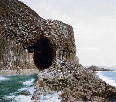 Essa caverna marítima fica numa ilha desabitada da Escócia, dentro de um Parque Nacional. O formato incomum já inspirou diversos escritores, que se basearam na caverna para criar suas obras. Essa caverna marítima fica numa ilha desabitada da Escócia, dentro de um Parque Nacional. O formato incomum já inspirou diversos escritores, que se basearam na caverna para criar suas obras.