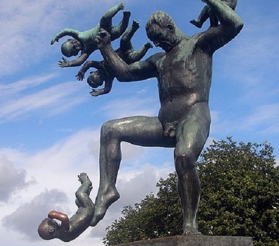 O Frogner Park, na Noruega, não teria nada de muito especial. Não fossem, claro, as esculturas, incluindo essa de um homem chutando um bebê. O Frogner Park, na Noruega, não teria nada de muito especial. Não fossem, claro, as esculturas, incluindo essa de um homem chutando um bebê.