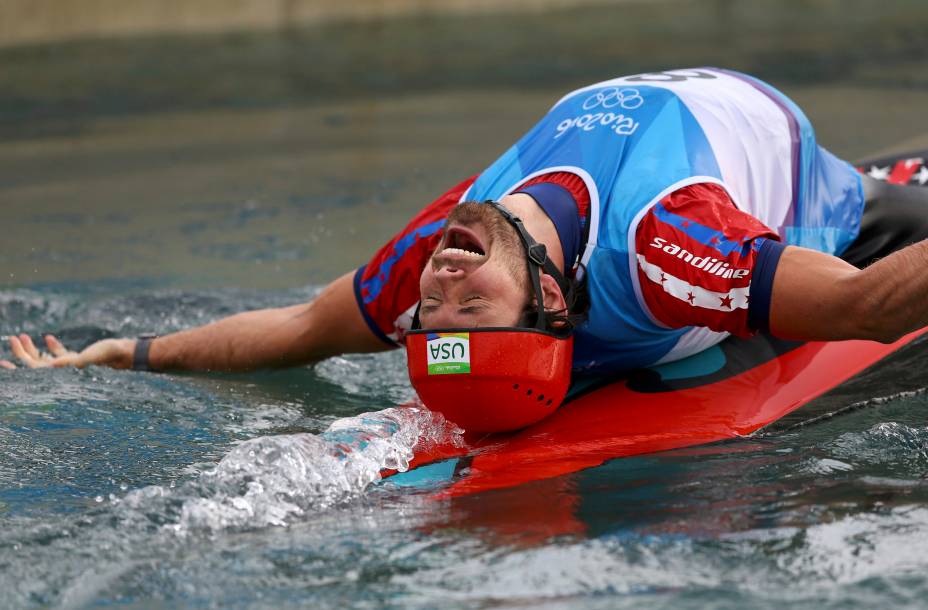 Casey Eichfeld, canoísta dos EUA, é gente como a gente. Aqui, ele não comemora medalhas - mas ter ficado, pelo menos, na frente de três outros competidores: Eichfeld ficou em 7º lugar na final, cujo ouro foi arrebadato pelo francês Denis Gargaud Chanut. 