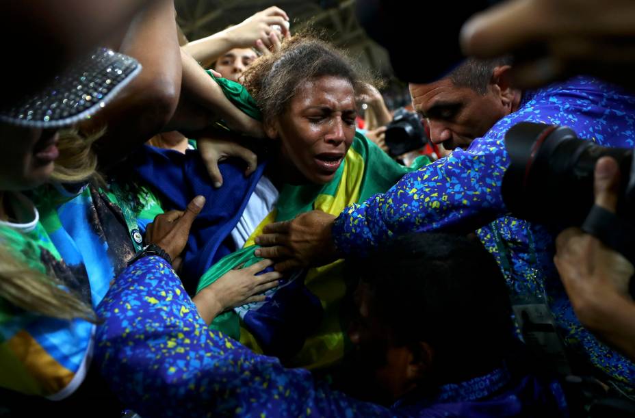 A primeira medalha de ouro do Brasil nesta Olimpíada foi conquistada por Rafaela Silva, judoca da Cidade de Deus que começou a lutar em um projeto social chamado Reação. Em 2012, Rafaela foi desclassificada em Londres por usar um golpe irregular, e acabou sendo vítima de uma enxurrada de comentários racistas dos torcedores brasileiros. Na segunda (8), a lutadora venceu a mongol Sumiya Dorjsuren, na categoria até 57kg, e se disse orgulhosa por superar as críticas: "Depois daquela derrota todo mundo me criticou, falaram que o judô não era para mim e que eu era a vergonha da minha família", disse, em entrevista ao Sport TV.