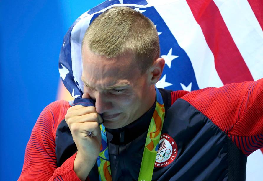 Nathan Adrian, dos Estados Unidos, tem motivos de sobra para estar orgulhoso: foi por um triz que ele se classificou para a semifinal dos 100 metros livres - ficou em 16º de 16 competidores -, mas na semifinal, no domingo (7), conseguiu conquistar o ouro, com um tempo de 47.83 segundos.