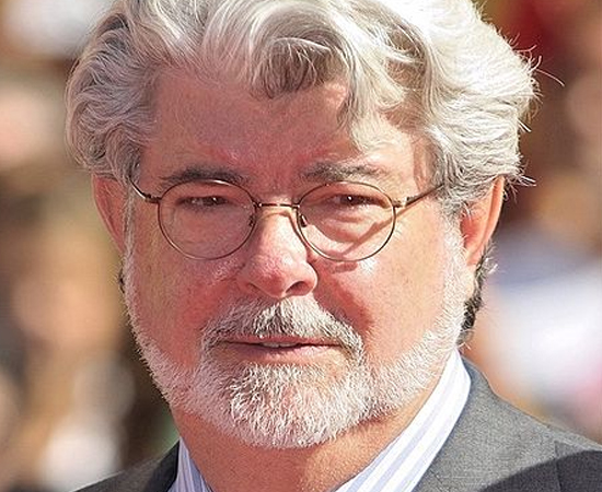 GEORGE LUCAS - É um diretor, roteirista, produtor e empresário americano, consagrado pelas franquias Star Wars e Indiana Jones. Na década de 60, após abandonar a carreira de piloto de corridas devido a um acidente, ingressou na Universidade da Califórnia do Sul e estudou cinema ao lado de Francis Ford Coppola. Seu primeiro longa-metragem foi lançado em 1971. Com o dinheiro ganho no primeiro filme de Star Wars, fundou sua própria companhia, a Lucasfilm. GEORGE LUCAS - É um diretor, roteirista, produtor e empresário americano, consagrado pelas franquias Star Wars e Indiana Jones. Na década de 60, após abandonar a carreira de piloto de corridas devido a um acidente, ingressou na Universidade da Califórnia do Sul e estudou cinema ao lado de Francis Ford Coppola. Seu primeiro longa-metragem foi lançado em 1971. Com o dinheiro ganho no primeiro filme de Star Wars, fundou sua própria companhia, a Lucasfilm.