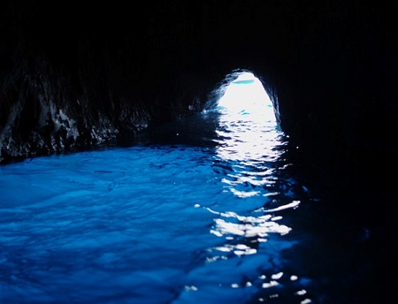 Essa é outra caverna marítima que ganhou fama internacional. A Grotta Azzurra (ou Gruta Azul, em bom português) tem uma profundidade de cerca de 150 metros. A luz brilhante de cor esmeralda atrai inúmeros turistas ao local, que precisam passar por uma pequena abertura para conferir o visual. Essa é outra caverna marítima que ganhou fama internacional. A Grotta Azzurra (ou Gruta Azul, em bom português) tem uma profundidade de cerca de 150 metros. A luz brilhante de cor esmeralda atrai inúmeros turistas ao local, que precisam passar por uma pequena abertura para conferir o visual.