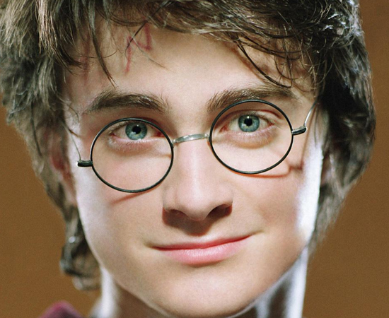 HARRY POTTER - O fenômeno começou com a série de livros de J.K. Rowling, sobre um garoto inglês que descobre que é um bruxo. O primeiro volume, Harry Potter e a Pedra Filosofal, foi publicado em 1997, no Reino Unido. A partir de então, outros seis livros foram lançados. A obra foi adaptada em oito filmes e vários games. Há centenas de produtos relacionados a Harry Potter no mercado. HARRY POTTER - O fenômeno começou com a série de livros de J.K. Rowling, sobre um garoto inglês que descobre que é um bruxo. O primeiro volume, Harry Potter e a Pedra Filosofal, foi publicado em 1997, no Reino Unido. A partir de então, outros seis livros foram lançados. A obra foi adaptada em oito filmes e vários games. Há centenas de produtos relacionados a Harry Potter no mercado.