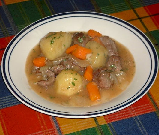 Irlanda: carne de carneiro (claro!), cebola, batata, cenoura, aipo, salsa picada, caldo de carne e sal e pimenta a gosto. Misture tudo e você tem o Irish Stew, ou, em bom português, um delicioso ensopado de carneiro. Irlanda: carne de carneiro (claro!), cebola, batata, cenoura, aipo, salsa picada, caldo de carne e sal e pimenta a gosto. Misture tudo e você tem o Irish Stew, ou, em bom português, um delicioso ensopado de carneiro.