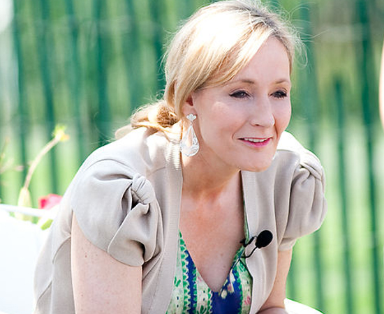 J.K. ROWLING - É uma escritora britânica que se tornou a mulher mais rica da história da literatura, graças ao sucesso da série Harry Potter. Escreveu seu primeiro livro quando ainda era criança. Mais tarde, graduou-se em Francês, foi professora de inglês na França e em Portugal e trabalhou como secretária bilíngue. Escreveu os volumes de Harry Potter entre 1990 e 2007. Teve três filhos e casou-se duas vezes. J.K. ROWLING - É uma escritora britânica que se tornou a mulher mais rica da história da literatura, graças ao sucesso da série Harry Potter. Escreveu seu primeiro livro quando ainda era criança. Mais tarde, graduou-se em Francês, foi professora de inglês na França e em Portugal e trabalhou como secretária bilíngue. Escreveu os volumes de Harry Potter entre 1990 e 2007. Teve três filhos e casou-se duas vezes.