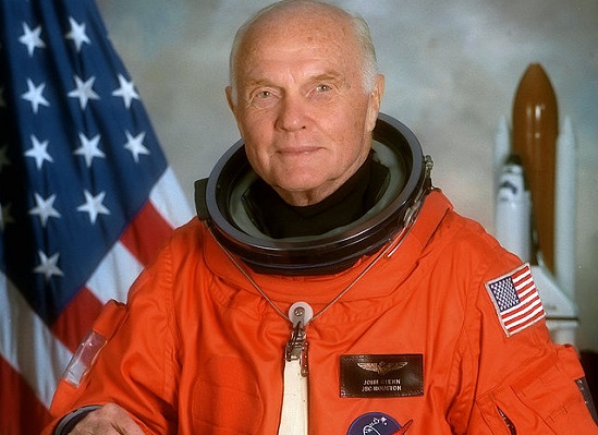 John Glenn é dono de dois recordes espaciais: foi o primeiro norte-americano a entrar em órbita, em 1962. Em 1998, quando Glenn tinha 77 anos, ele se tornou o homem mais velho no espaço, ao participar da missão STS-95, que durou dez dias. Eu não sei o que poderia dizer sobre um dia em que você viu 4 lindos pores do sol, ele declarou sobre suas experiências no espaço. John Glenn é dono de dois recordes espaciais: foi o primeiro norte-americano a entrar em órbita, em 1962. Em 1998, quando Glenn tinha 77 anos, ele se tornou o homem mais velho no espaço, ao participar da missão STS-95, que durou dez dias. Eu não sei o que poderia dizer sobre um dia em que você viu 4 lindos pores do sol, ele declarou sobre suas experiências no espaço.