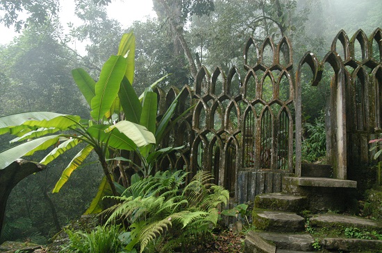 O jardim de esculturas Las Pozas fica no México. No meio da vegetação e de cachoeiras destacam-se esculturas de concreto em formatos incríveis. O jardim de esculturas Las Pozas fica no México. No meio da vegetação e de cachoeiras destacam-se esculturas de concreto em formatos incríveis.