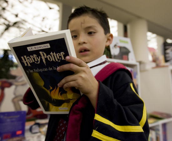 LEITORES - O primeiro volume de Harry Potter foi originalmente publicado para crianças de nove a 11 anos de idade. No entanto, os leitores cresceram conforme os demais livros foram lançados. Atualmente, há fãs de todas as idades. Desde os jovens-adultos, até as pequenas crianças que estão começando a ler a série. LEITORES - O primeiro volume de Harry Potter foi originalmente publicado para crianças de nove a 11 anos de idade. No entanto, os leitores cresceram conforme os demais livros foram lançados. Atualmente, há fãs de todas as idades. Desde os jovens-adultos, até as pequenas crianças que estão começando a ler a série.