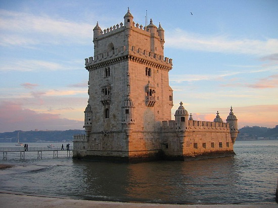 Nossos antepassados tiveram bons motivos para cair no mar e sair de Lisboa, mas isso não significa que a capital portuguesa seja pouco interessante. Não é preciso muito esforço para achar as belezas da cidade, que estão em cada esquina. Nossos antepassados tiveram bons motivos para cair no mar e sair de Lisboa, mas isso não significa que a capital portuguesa seja pouco interessante. Não é preciso muito esforço para achar as belezas da cidade, que estão em cada esquina.