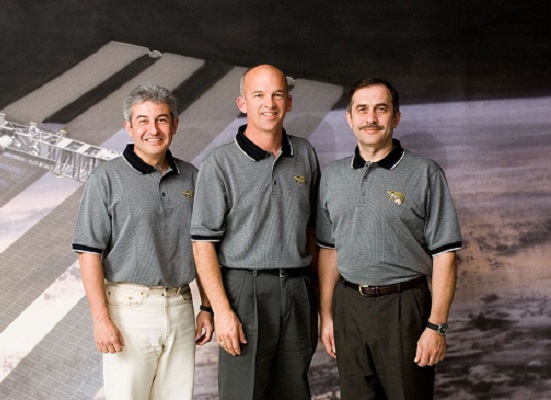 Bônus: Em 2006, Marcos Pontes se tornou o primeiro astronauta brasileiro no espaço. Em uma entrevista, após voltar do período de 10 dias no espaço, ele afirmou: O ponto talvez mais enrolado seja a ida ao banheiro. Como ficar ligado ao vaso e como fazer que o material siga na direção correta. Bônus: Em 2006, Marcos Pontes se tornou o primeiro astronauta brasileiro no espaço. Em uma entrevista, após voltar do período de 10 dias no espaço, ele afirmou: O ponto talvez mais enrolado seja a ida ao banheiro. Como ficar ligado ao vaso e como fazer que o material siga na direção correta.