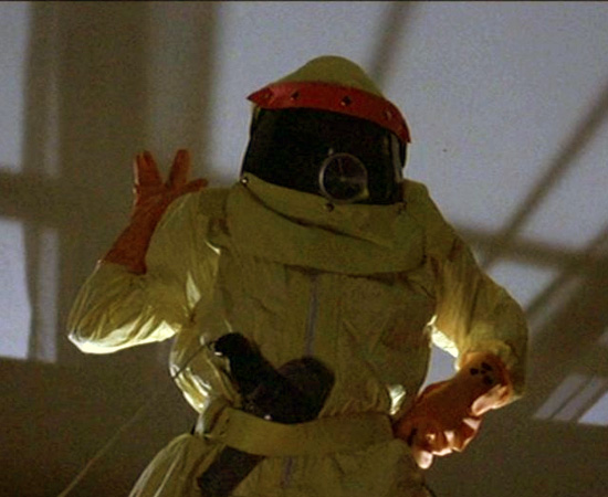 A cena em que Marty McFly finge ser Darth Vader é bem maior do que a mostrada no filme. Por questão de tempo, partes foram cortadas (mas constam nos extras do DVD). Note que sua arma é um secador de cabelo, enviado do futuro ao passado quando ele usa a máquina do tempo; e ele faz uma saudação vulcana de vida longa e próspera. A cena em que Marty McFly finge ser Darth Vader é bem maior do que a mostrada no filme. Por questão de tempo, partes foram cortadas (mas constam nos extras do DVD). Note que sua arma é um secador de cabelo, enviado do futuro ao passado quando ele usa a máquina do tempo; e ele faz uma saudação vulcana de vida longa e próspera.