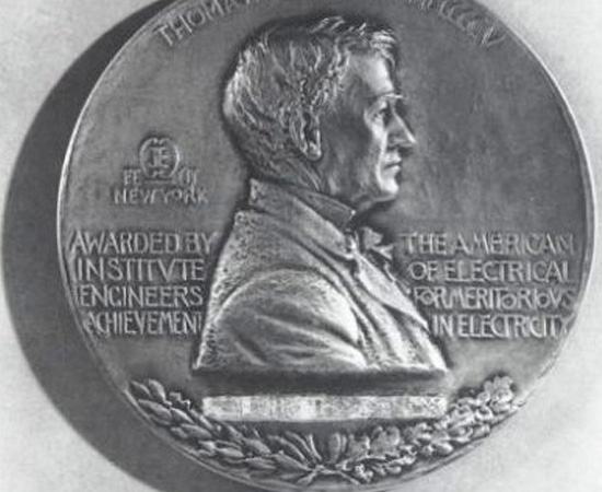 MEDALHA EDISON - Foi uma premiação criada em 1904 por amigos e admiradores de Thomas Edison. Quatro anos mais tarde, o Instituto Americano de Engenheiros Elétricos (American Institute of Electric Engineers) determinou a ‘Edison Medal’ como sua maior condecoração. Por ironia do destino, Nikola Tesla, um dos maiores rivais de Edison, recebeu o prêmio em 1917.